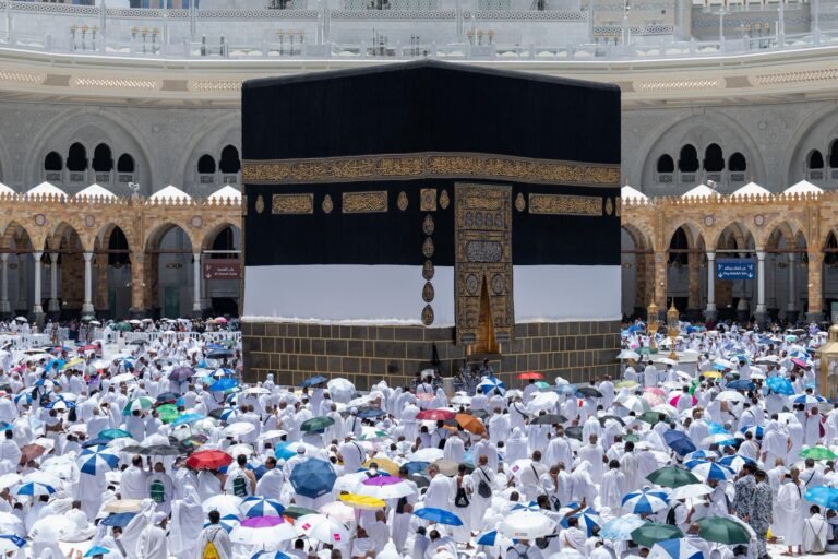 د حج د مراسمو پيل؛له ۱.۵ میلیونه ډېر حاجیان منا ته رسېدلي او د حج مراسم یې پيل کړل