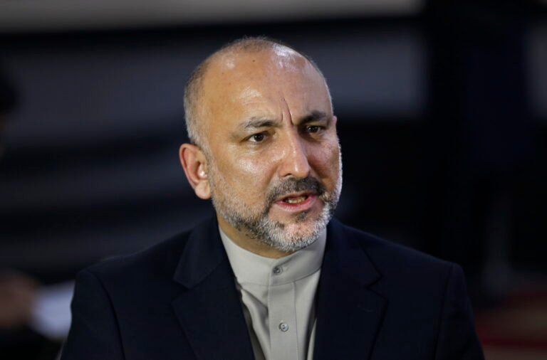 حنیف اتمر:د طالبانو حکومت پر وړاندې پوځي مبارزه د افغانستان ستونزې نه شي حل کولی
