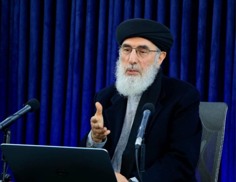 حکمتیار:د افغانستان د بحران حل یوازې د بې‌قید او شرط مذاکراتو او د کورنۍ جګړې په پای کې دی