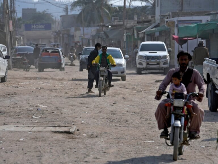 بلوڅ آزادي غوښتونکو؛د بلوچستان یو شمېر لویې لارې تړلي او د سون توکو موټرونو ته یې اور ورته کړی