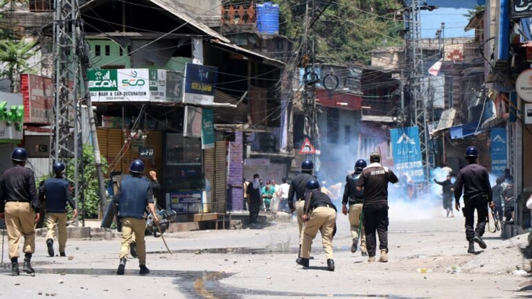 د پاکستان تر ولکې لاندې؛کشمیر کې لاريونونو کې۲۴ کسان وژل شوي