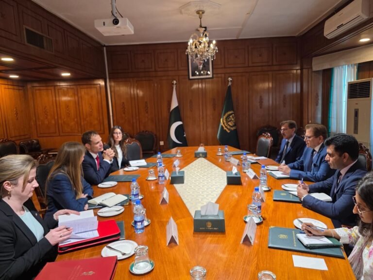 برېټانیا؛د پاکستان او افغانستان ترمنځ د خبرو اترو او پخلاینې غوښتنه کړې