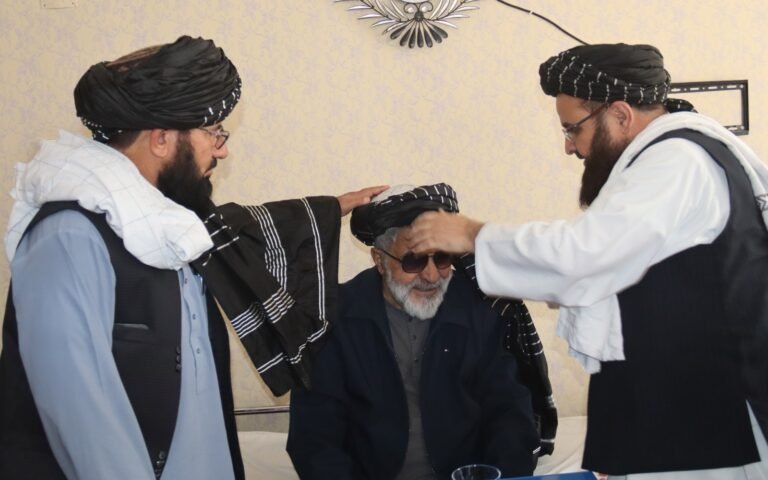 د طالبانو د حکومت چارواکي؛د استاد حبیب‌الله رفیع پوښتنې ته ورغلل او د اعزاز پګړۍ یې ور په سر کړه