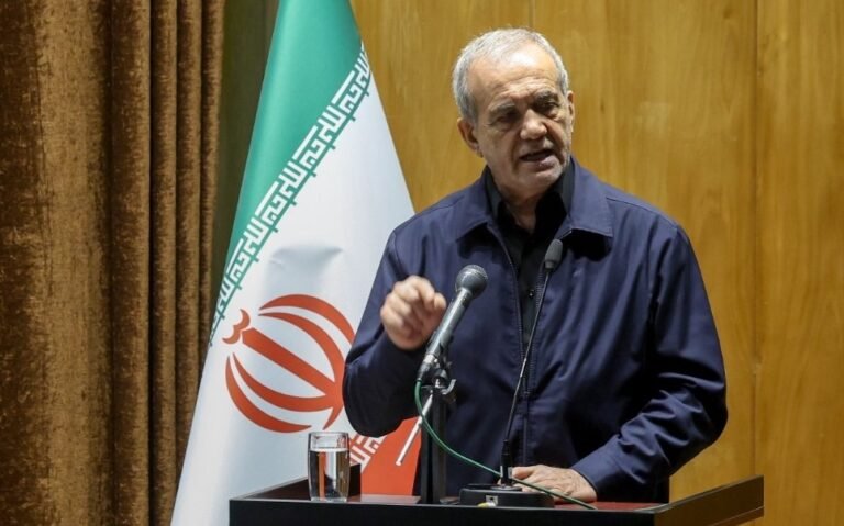 مسعود پزشکیان:په مذاکراتو کې له خپلو حقونو نه تېرېږو او شاتګ نه کوو