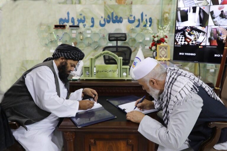 د هرات د مالګې کان؛په ۲۰ میلیونه ۴۵ زره ډالرو د رېډ ګولډ آسیا شرکت ته ورکړل شو