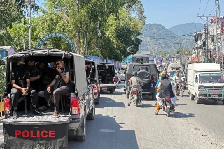 کشمیر کې خونړۍ نښتې؛د پولیسو او لاریونوالو ترمنځ ۱۱ کسان وژل شوي
