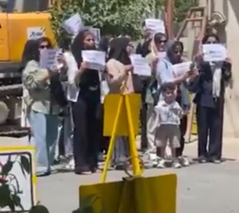 تهران کې؛افغان فعالانو د هرات د ښځو په ملاتړ د ملګرو ملتونو دفتر مخې ته اعتراض وکړ