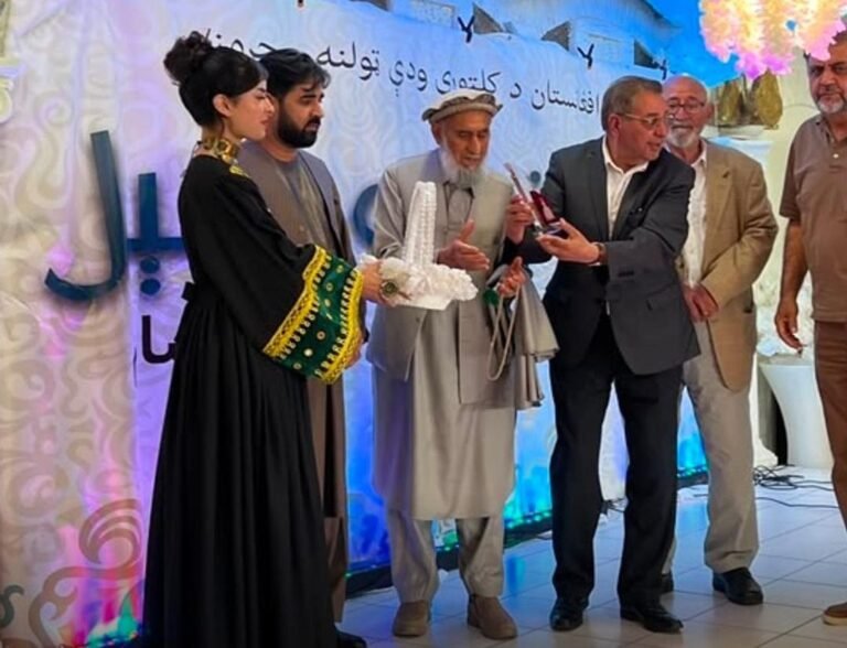 جرمني کې د کلتوري ودې ټولنې؛مطیع الله ویسا ته د غازي امان خان افتخاري مډال ورکړ