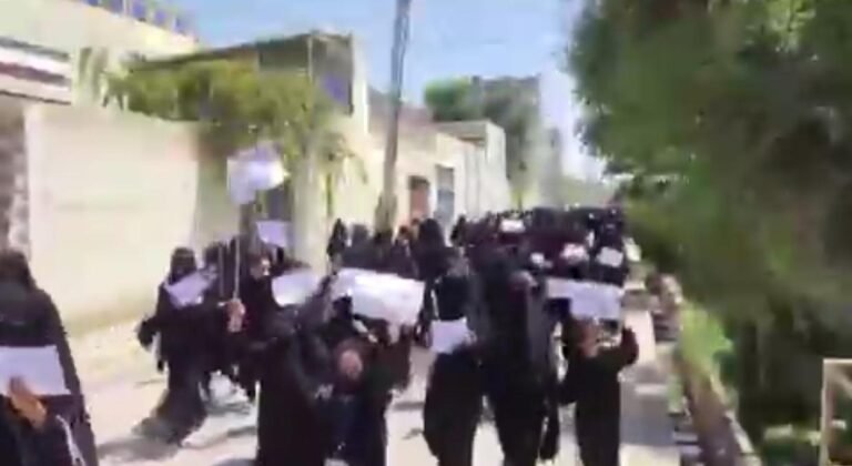 افغانستان کې د طالبانو د حکومت؛د حجاب اصولو په اړه د ښځو ضد و نقیض دریځونه