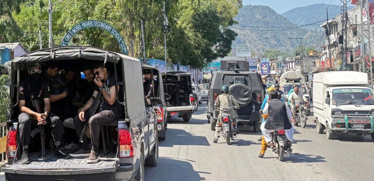 د پاکستان تر ادارې لاندې کشمیر کې لاریونونه؛۱۵ کسان وژل شوي او لسګونه نور ټپیان دي