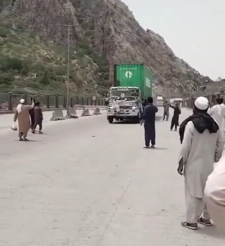 له اته میاشتو بنديز وروسته؛په افغانستان کې د بند پاتې پاکستاني ترانزیټي موټرو د ستنېدو بهیر پیل شو