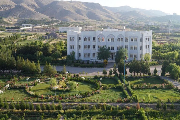 ممنوعیت استفاده از گوشی های هوشمند در دانشگاه هرات از سوی حکومت طالبان