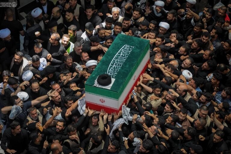 علی خامنه‌ای در حرم امام رضا در مشهد به خاک سپرده شد