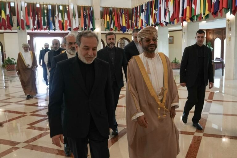 عباس عراقچی در مسقط درباره امنیت تنگه هرمز با همتای عمانی اش گفت‌وگو کرد