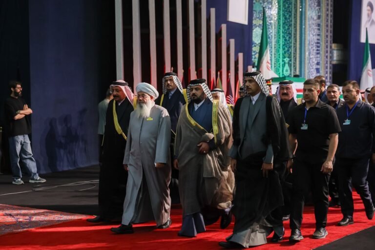 قراني ایاتونه که سیاسي ځوابونه؟د خامنه‌يي د جنازې په مراسمو کې بهرنیو پلاوو ته د سیاسي پیغامونو لرونکي قرآني آیاتونه ډالۍ شوي