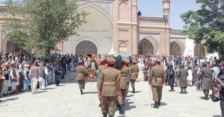 نماز جنازه نخستین فضانورد افغانستان در کابل برگزار شد و جسد در تپه مرنجان به خاک سپرده شد