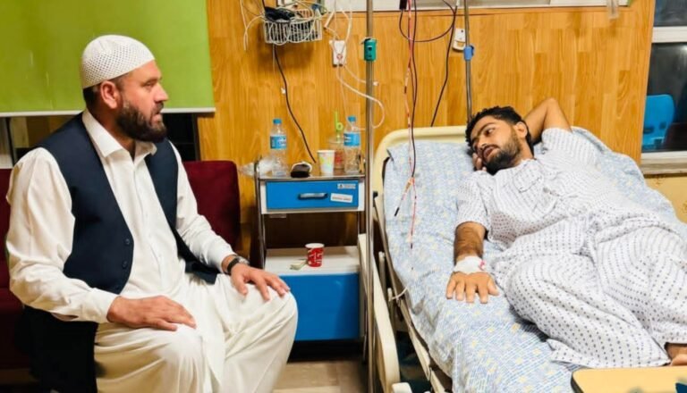 د افغانستان د کرکټ تېز توپ اچوونکی؛خلیل احمد د درملنې لپاره هند ته ولېږدول شو