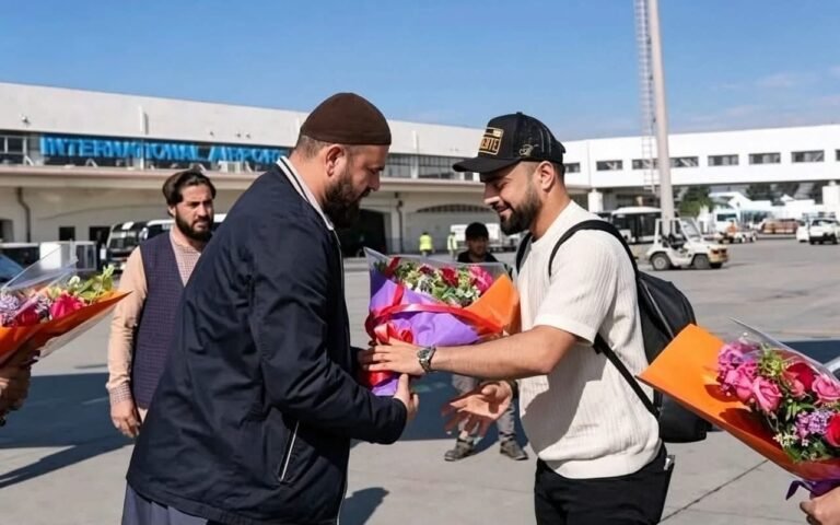 راشد خان؛د شپږیزه کرکټ لیګ لپاره افغانستان ته راغی
