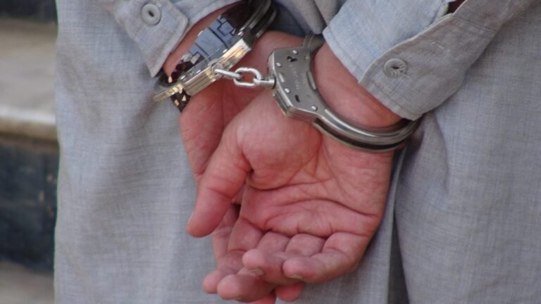 محصلان افغان در پاکستان: با وجود درخواست تمدید ویزه بازداشت می‌شویم