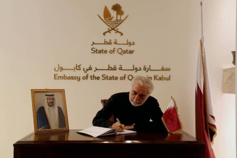 عبدالله عبدالله دفتر یادبود امیر پیشین قطر را امضا کرد