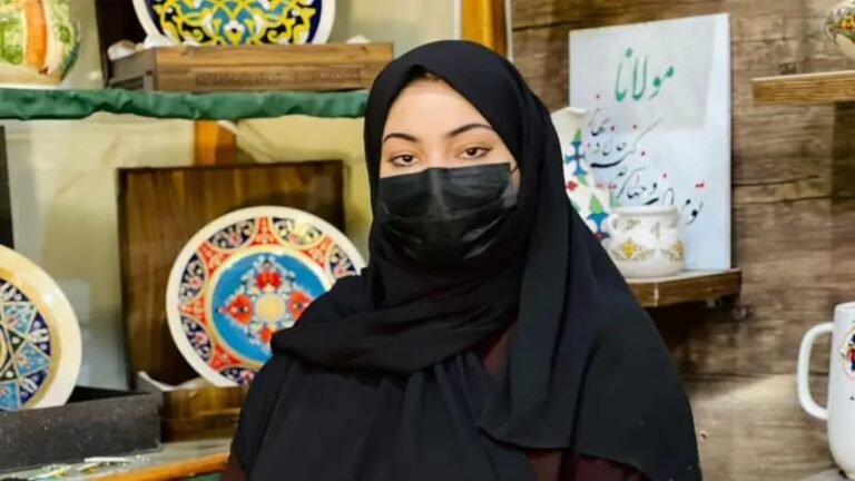 په هرات کې د یوې ځوانې نجلۍ هنري هڅه؛قرآن کریم له پښتو ژباړې سره په لاس لیکي